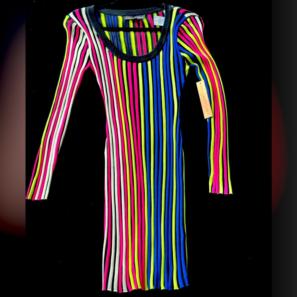 Black dress with bright colors😍
